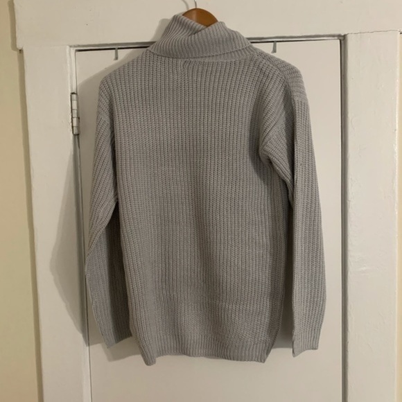 Nasty Gal Grey TurtleNeck Size Small - Picture 5 of 7